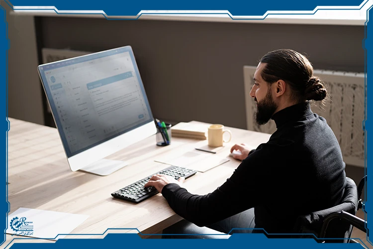 برنامه‌نویس در حال نوشتن کد روی کامپیوتر